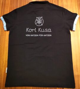Kori-Kusa-T-Shirt-schwarz-blau-hinten
